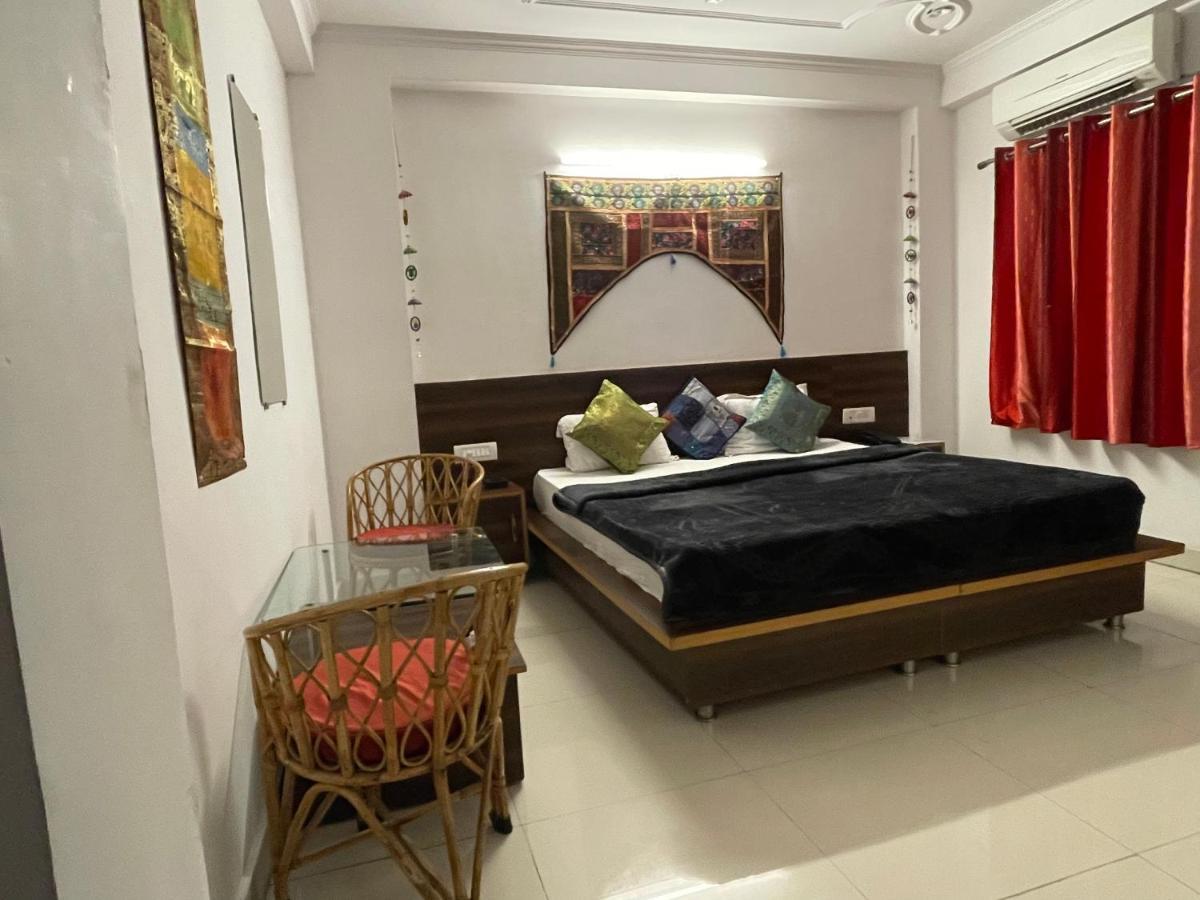 Orchid Hostel And Hotel Tapovan Екстериор снимка